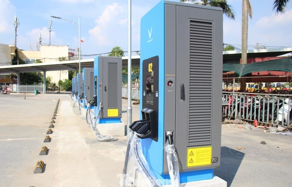 Đẩy nhanh tiến độ lắp đặt trạm sạc xe điện tại các bến xe ở Hà Nội