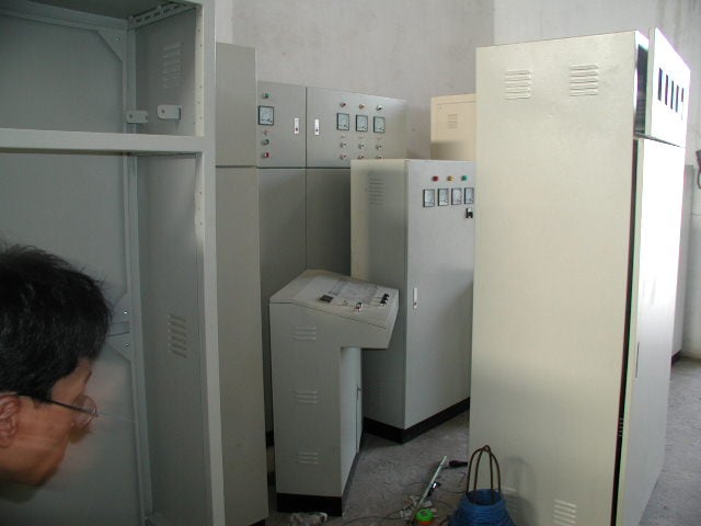 Tủ điện và bàn điều khiển trong không gian làm việc.
