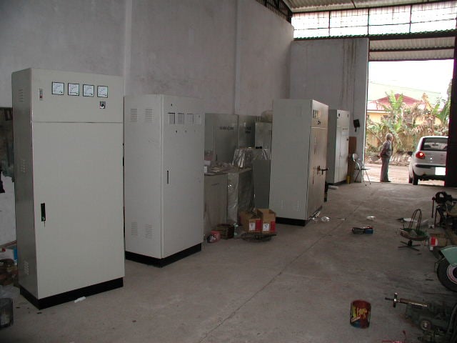 Dãy tủ điện bố trí tại xưởng.