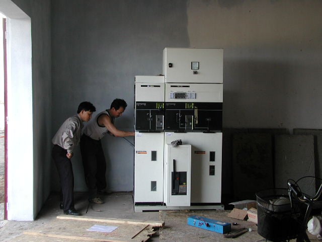 Tủ điện và công việc thao tác tại khu vực lắp đặt.
