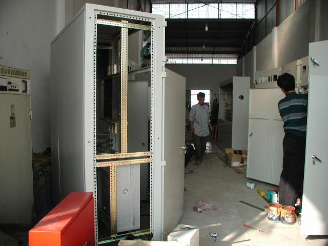 Khung tủ điện đứng và không gian làm việc tại xưởng
