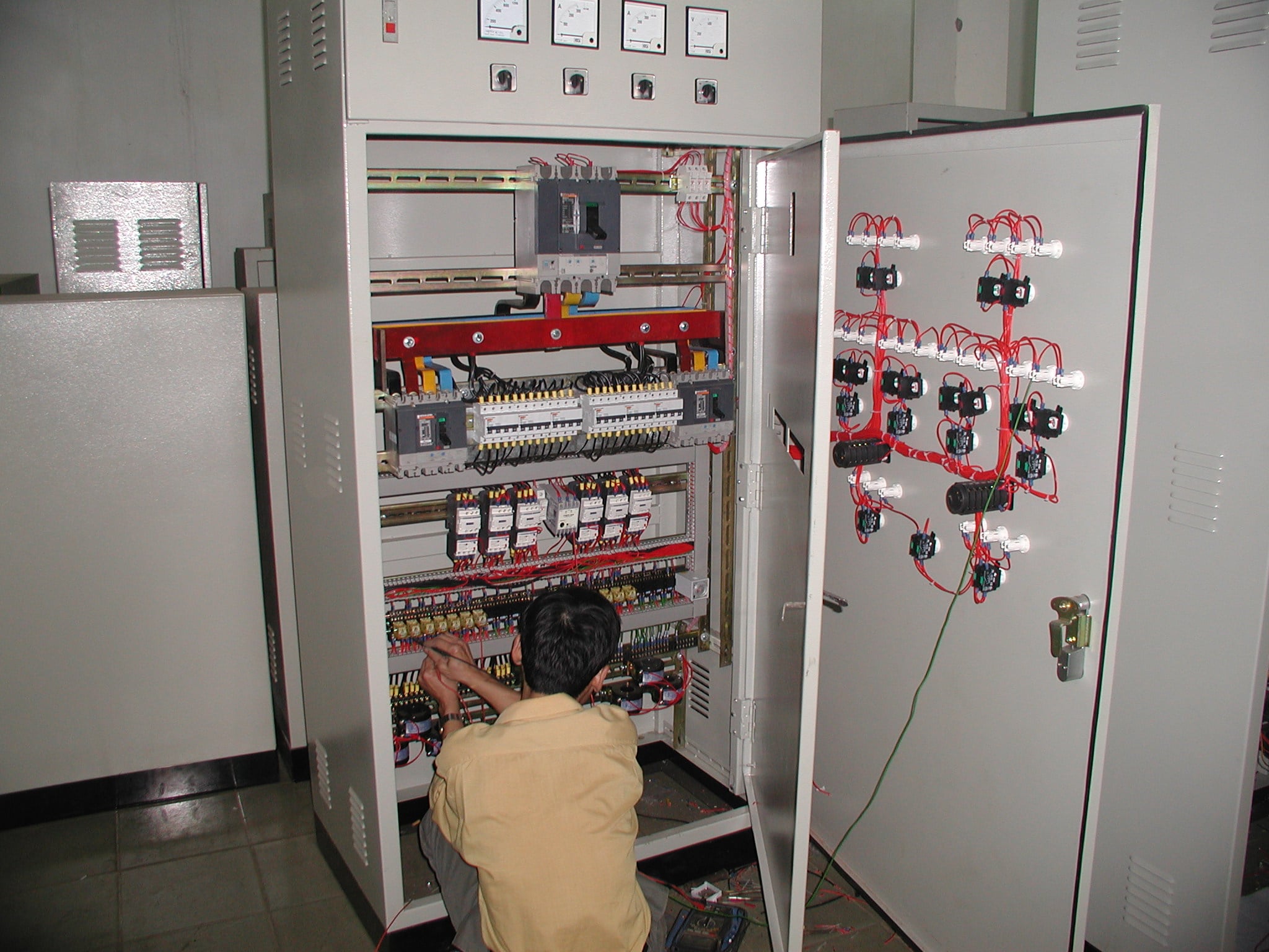 Chi tiết thiết bị và dây đấu nối trong tủ điện đang thực hiện