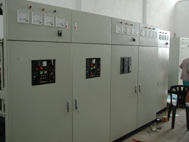 Dãy tủ điện với các đồng hồ đo bố trí trên mặt tủ