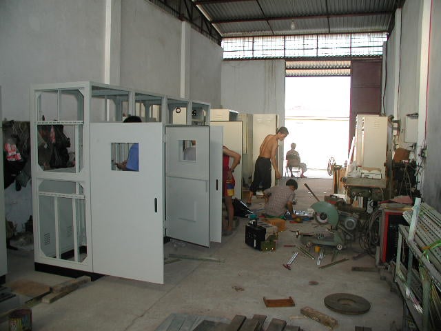 Không gian gia công, lắp ráp vỏ tủ điện tại xưởng.