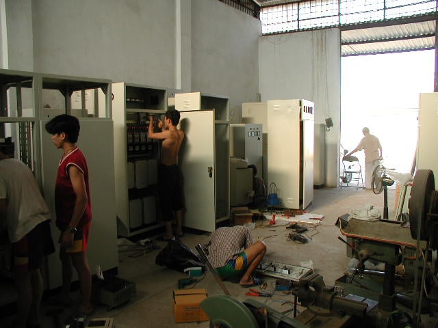 Công việc lắp ráp và đấu nối tủ điện tại xưởng.