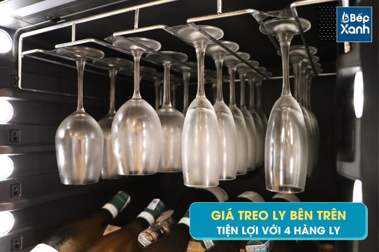 Giá treo ly tiện lợi bên trong tủ