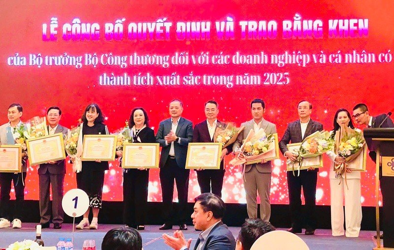 Chủ tịch Tập đoàn Giovanni Nguyễn Trọng Phi nhận Bằng khen của Bộ trưởng Bộ Công Thương