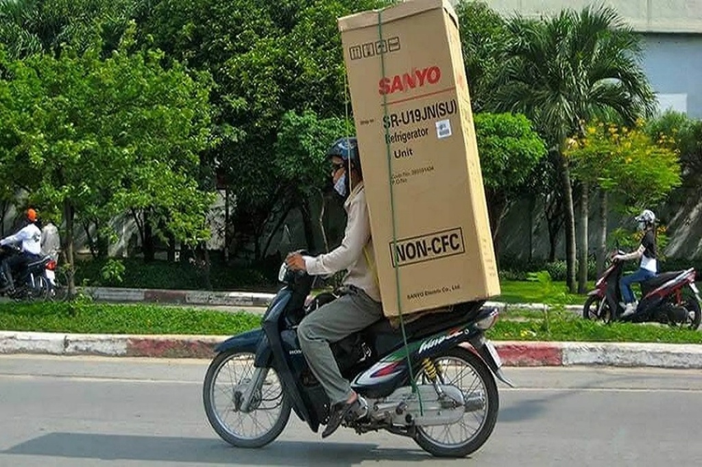 Hướng dẫn cách chở tủ lạnh bằng xe máy an toàn, tránh hư hại
