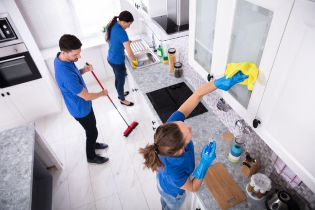 Nhân viên cung cấp dịch vụ dọn dẹp nhà cửa