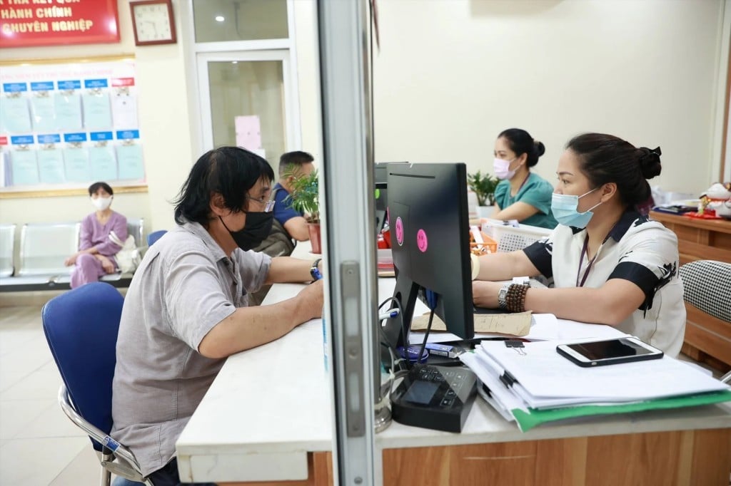 Chủ shop nộp hồ sơ đăng ký kinh doanh