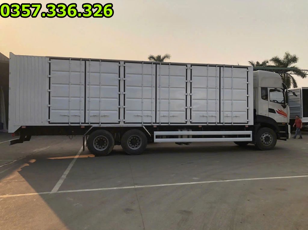 XE TẢI DONGFENG 3 CHÂN KÍN CONTAINER – XE TẢI GIA ĐÌNH