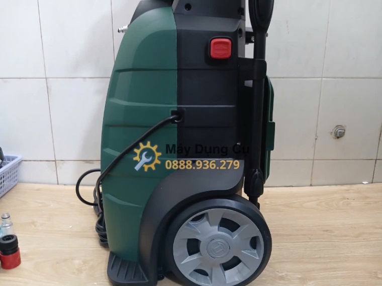 Bosch Advanced Aquatak 140 bánh xe và thân máy bên hông