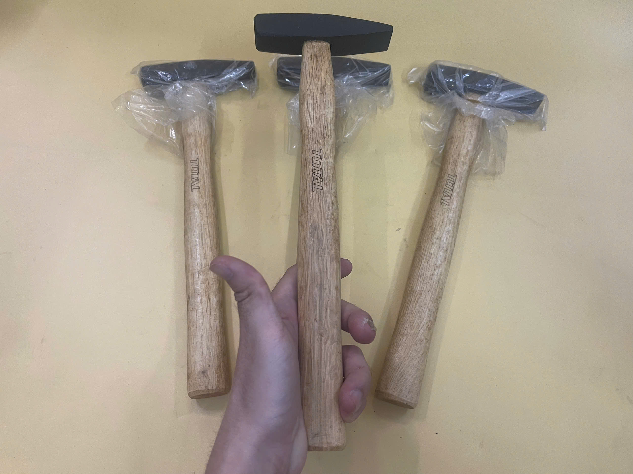 Búa đinh đầu dẹp vuông Total THTW71300 300g chính hãng