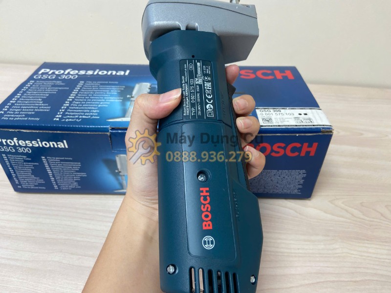Cầm máy cắt xốp Bosch GSG 300 trên tay