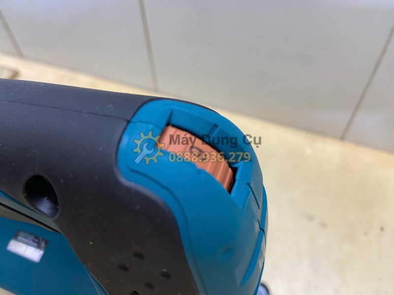 Cò điều tốc Makita 4327 giúp kiểm soát tốc độ cắt