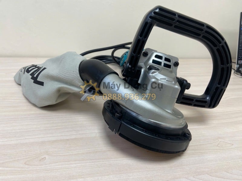 Cổng hút bụi Makita PC5000C hỗ trợ gom bụi khi xử lý bê tông