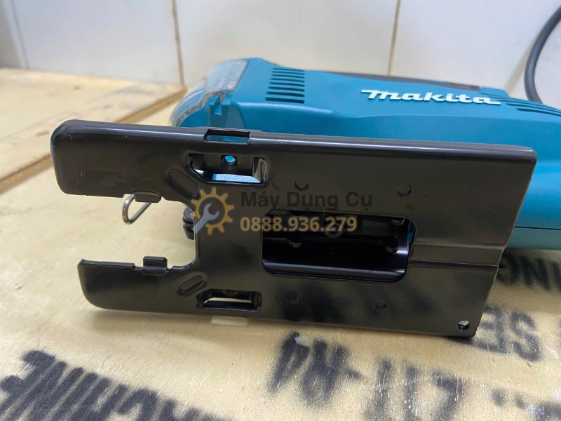 Đế máy cưa lọng Makita 4327 hỗ trợ cắt ổn định trên vật liệu tấm