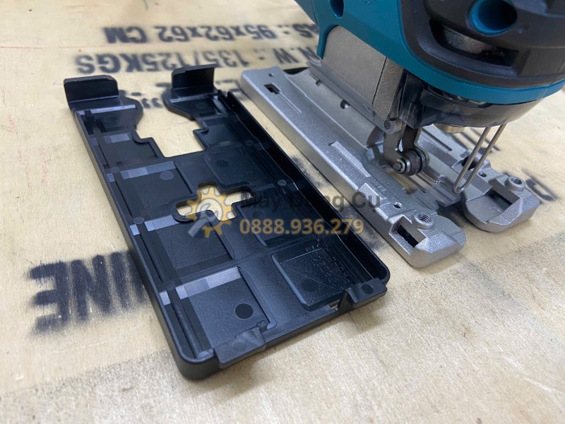 Đế máy cưa lọng Makita 4350CT hỗ trợ cắt ổn định