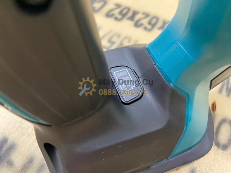 Đèn hiển thị pin máy Makita DPT353 hỗ trợ theo dõi khi thi công