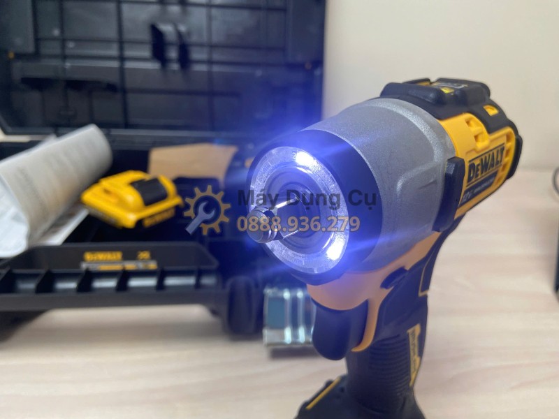Đèn LED DeWALT DCF902D2-KR hỗ trợ thao tác trong góc khuất