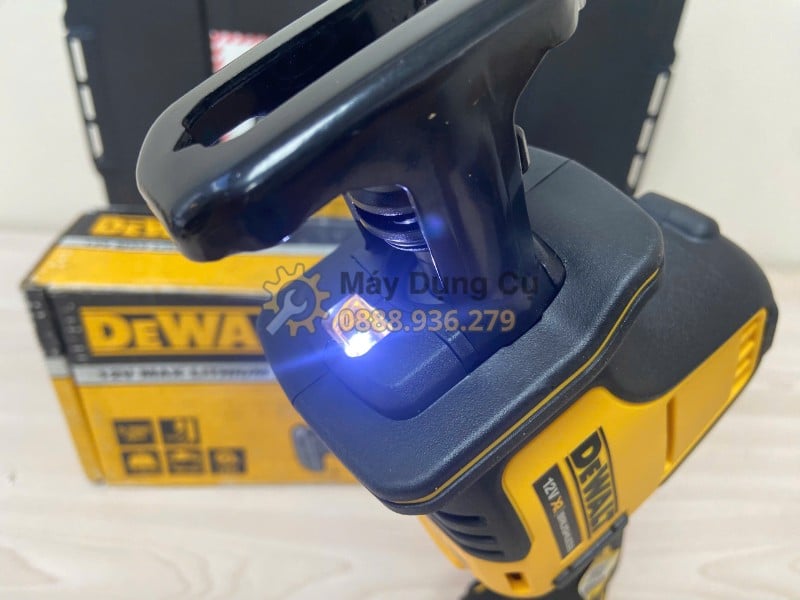 Đèn LED DeWALT DCS312 hỗ trợ cắt trong góc tối