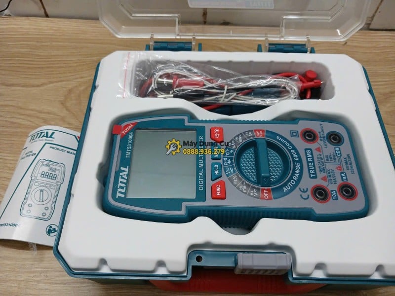 Đồng hồ vạn năng Total TMT5310004 nằm trong khay nhựa
