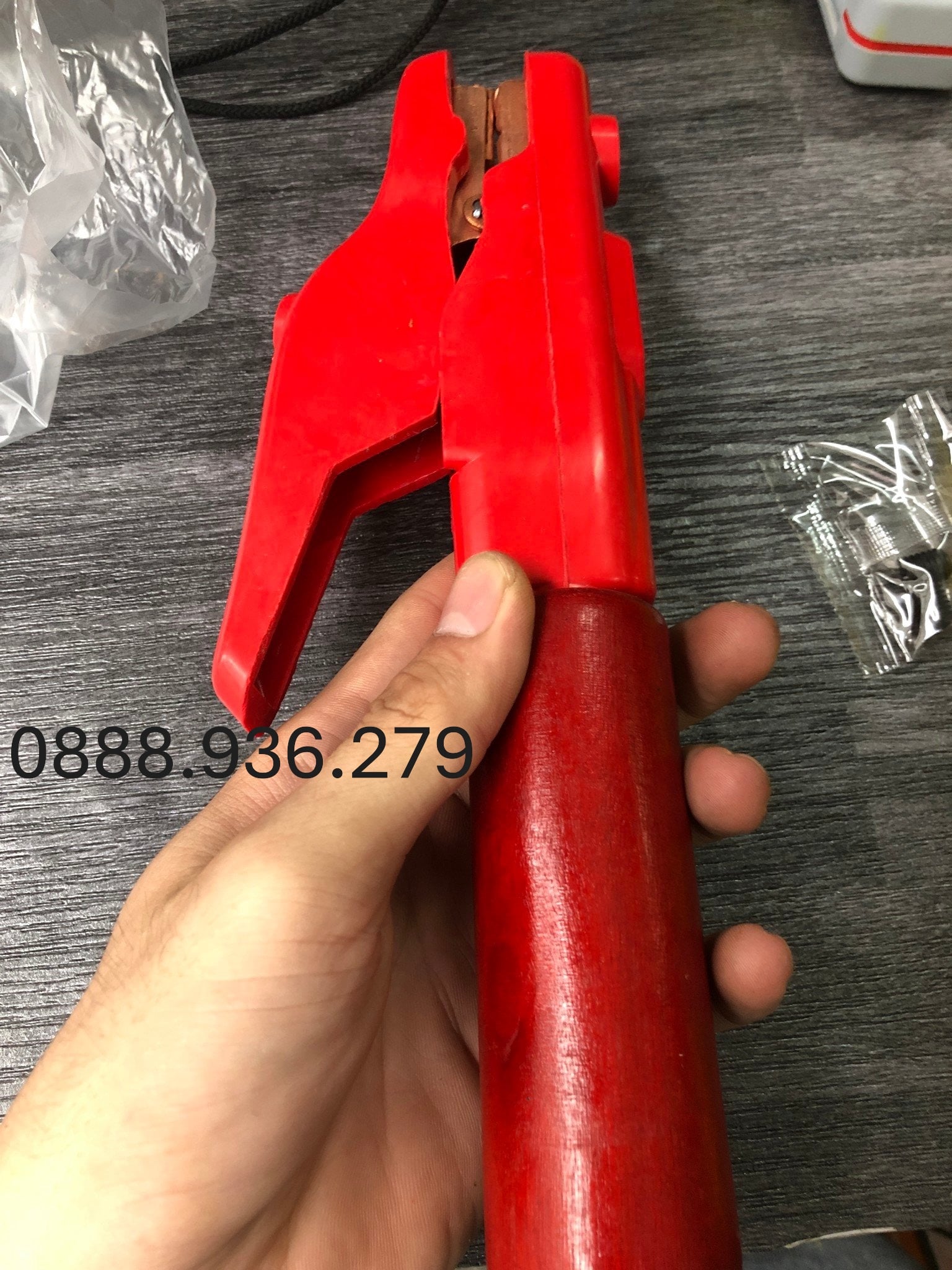 Kềm hàn cán gỗ 600A Hồng Ký A000544 giá tốt
