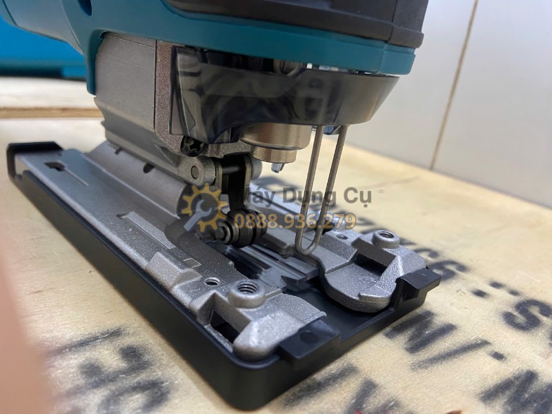 Kẹp lưỡi nhanh Makita 4350CT hỗ trợ thay lưỡi cưa thuận tiện