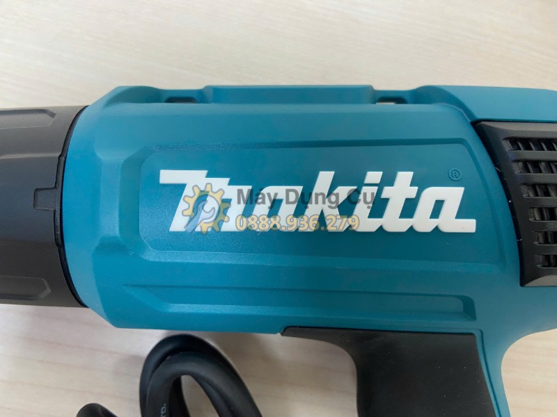 Logo Makita trên thân máy thổi hơi nóng HG6530V