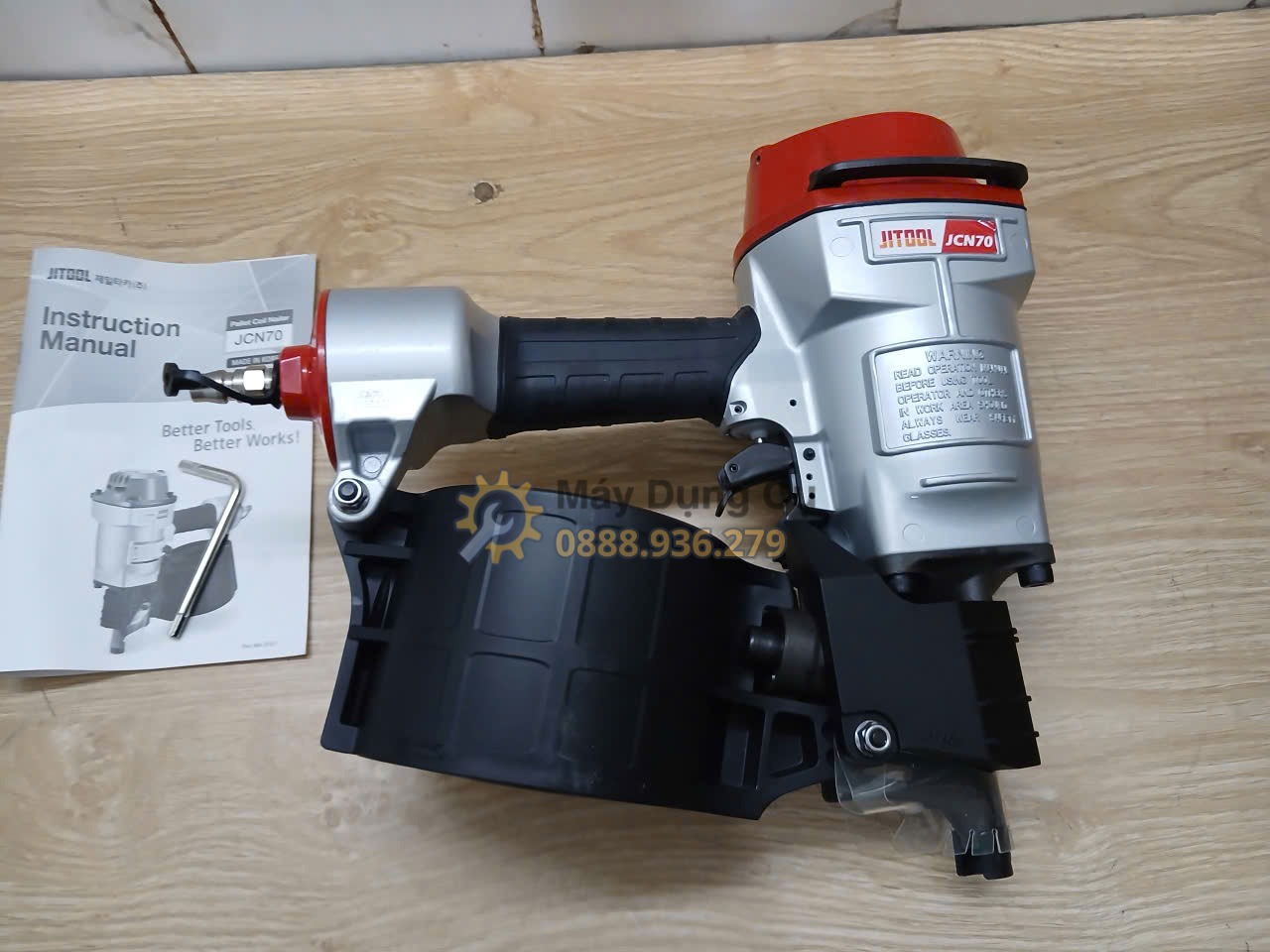 Tay cầm máy bắn đinh cuộn JIT JN70C hỗ trợ thao tác trong xưởng