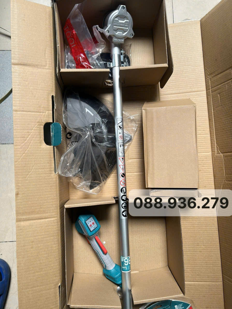 Máy cắt cỏ dùng pin Total TSTLI202521 – cận cảnh đầu cắt cước