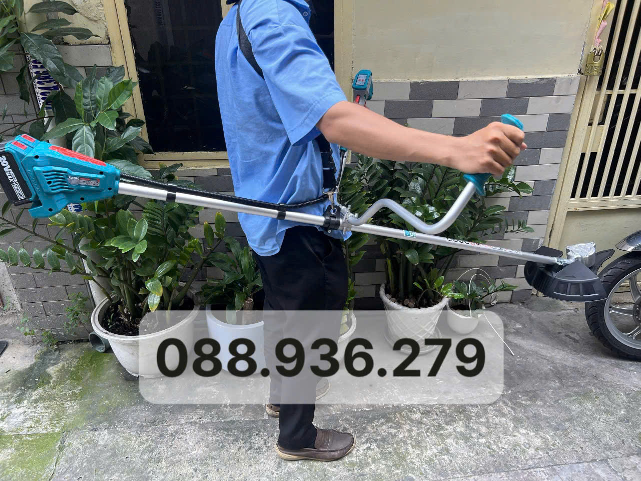 Ảnh thực tế sử dụng – Máy cắt cỏ dùng pin Total TSTLI202521