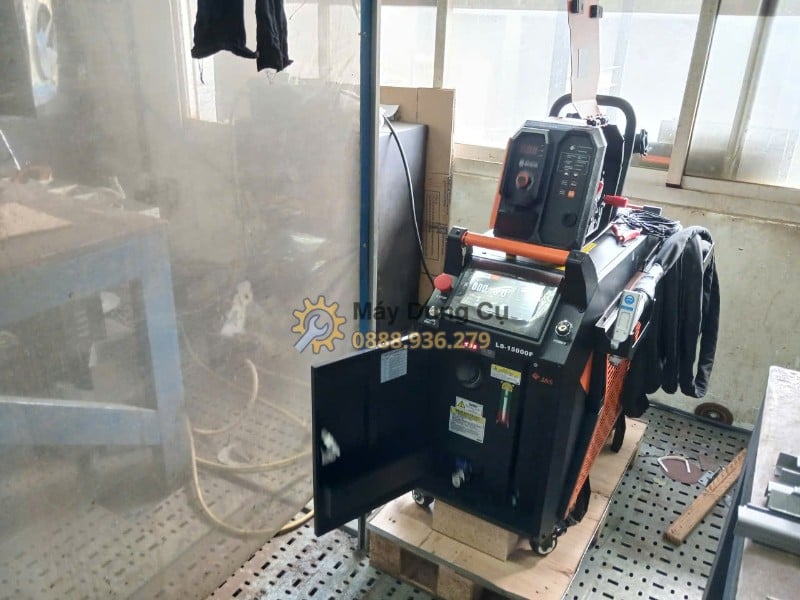 Máy hàn laser Jasic LS-15000F thế hệ 3 - mo cua trong khu vuc lam viec