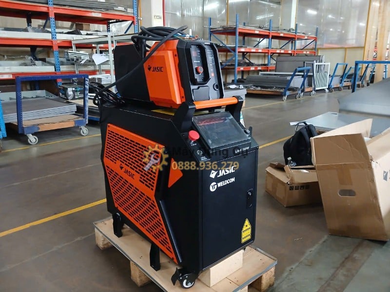 Máy hàn laser Jasic LS-15000F thế hệ 3 - toan may trong xuong san xuat