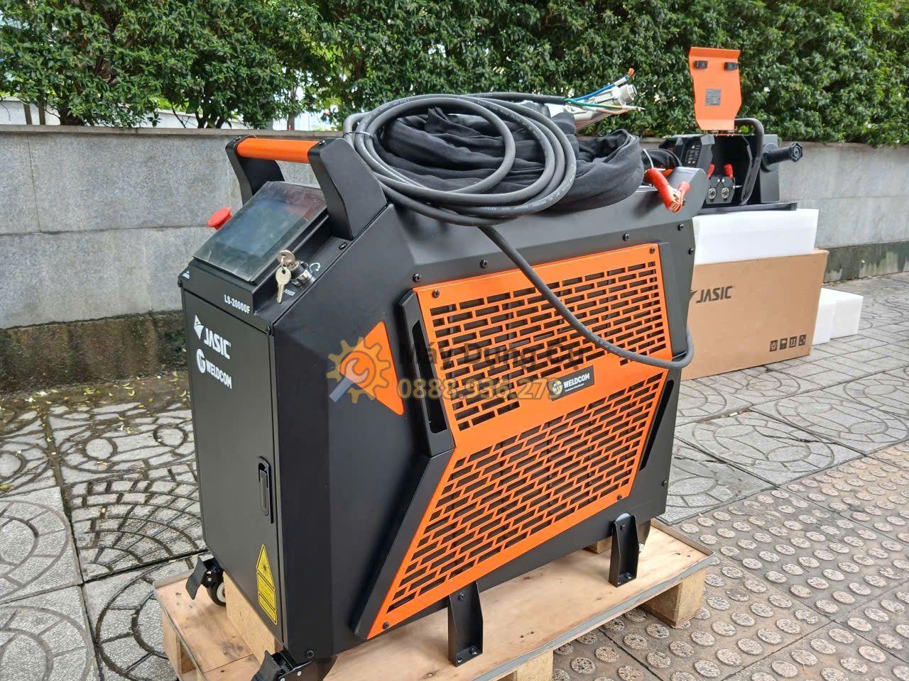 Máy hàn Laser Jasic LS-20000F dùng hàn khung thép