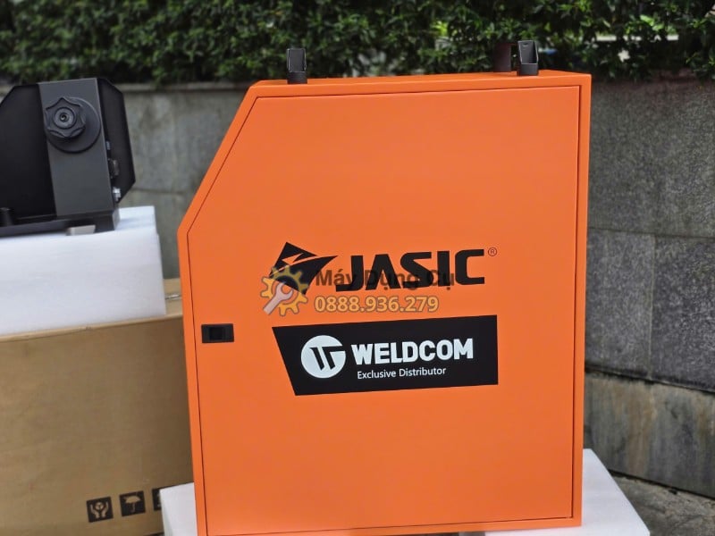 Logo Jasic Weldcom trên thân máy hàn laser LS-20000F