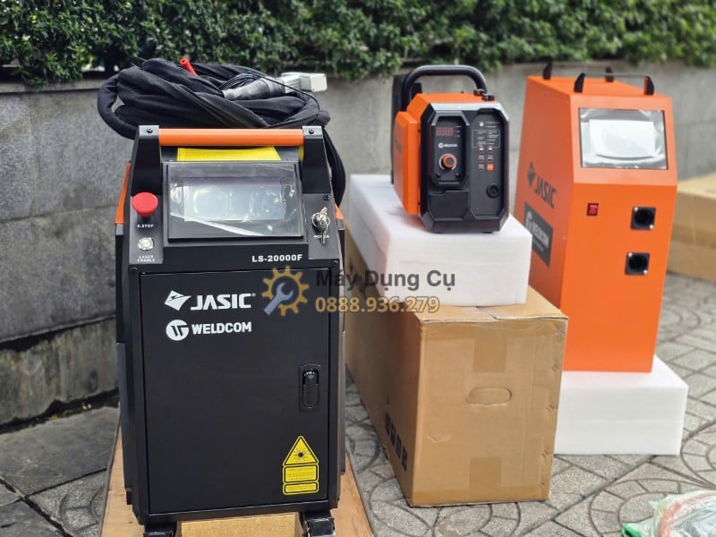 Toàn bộ mặt trước bên trái máy hàn laser Jasic LS-20000F