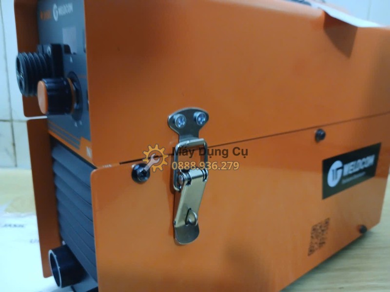 Máy hàn MIG Jasic NB-160E – chốt khóa nắp bên