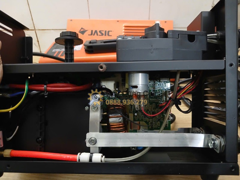 Máy hàn MIG Jasic NB-160E – linh kiện bên trong toàn cảnh