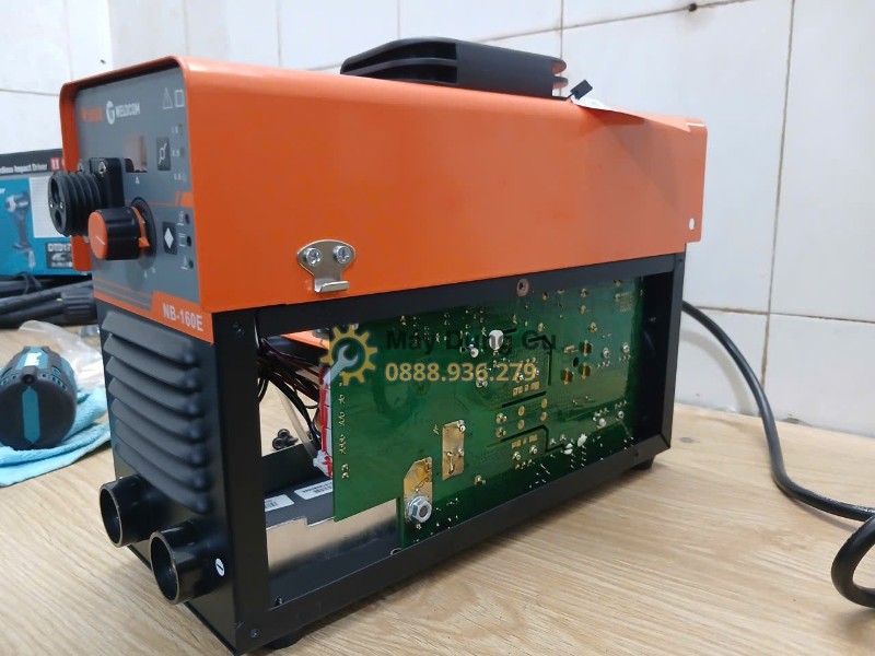 Máy hàn MIG Jasic NB-160E – mở vỏ bên lộ bộ mạch