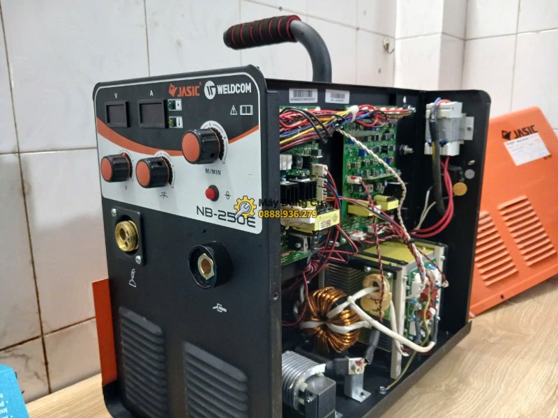 Cấu tạo phía sau mặt điều khiển Jasic NB250E Mặt trước máy hàn MIG Jasic NB250E khi tháo vỏ