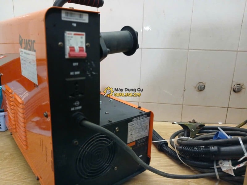 Mặt sau máy hàn Jasic NB250E Máy hàn MIG Jasic NB250E nhìn chéo từ mặt sau
