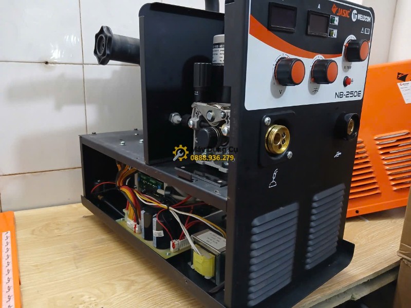 Jasic NB250E mở vỏ kiểm tra cấu tạo bên trong Thân máy hàn MIG Jasic NB250E khi mở vỏ bên
