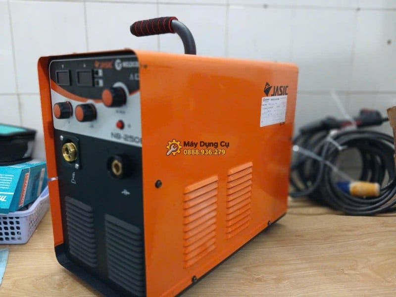Góc nhìn chéo máy hàn MIG Jasic NB250E Máy hàn MIG Jasic NB250E nhìn chéo toàn bộ thân máy