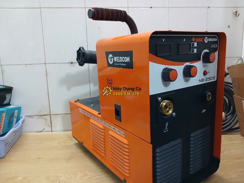 Thân bên phải máy hàn Jasic NB250E Toàn bộ máy hàn MIG Jasic NB250E nhìn từ bên phải