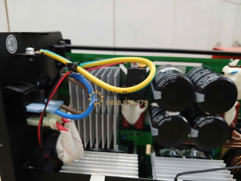 Máy hàn que Jasic ZX7-250E - capacitor va tan nhiet ben trong