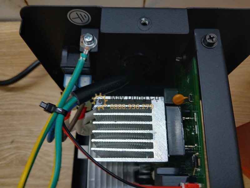 Máy hàn que Jasic ZX7-250E - khoang tan nhiet nhin tu tren