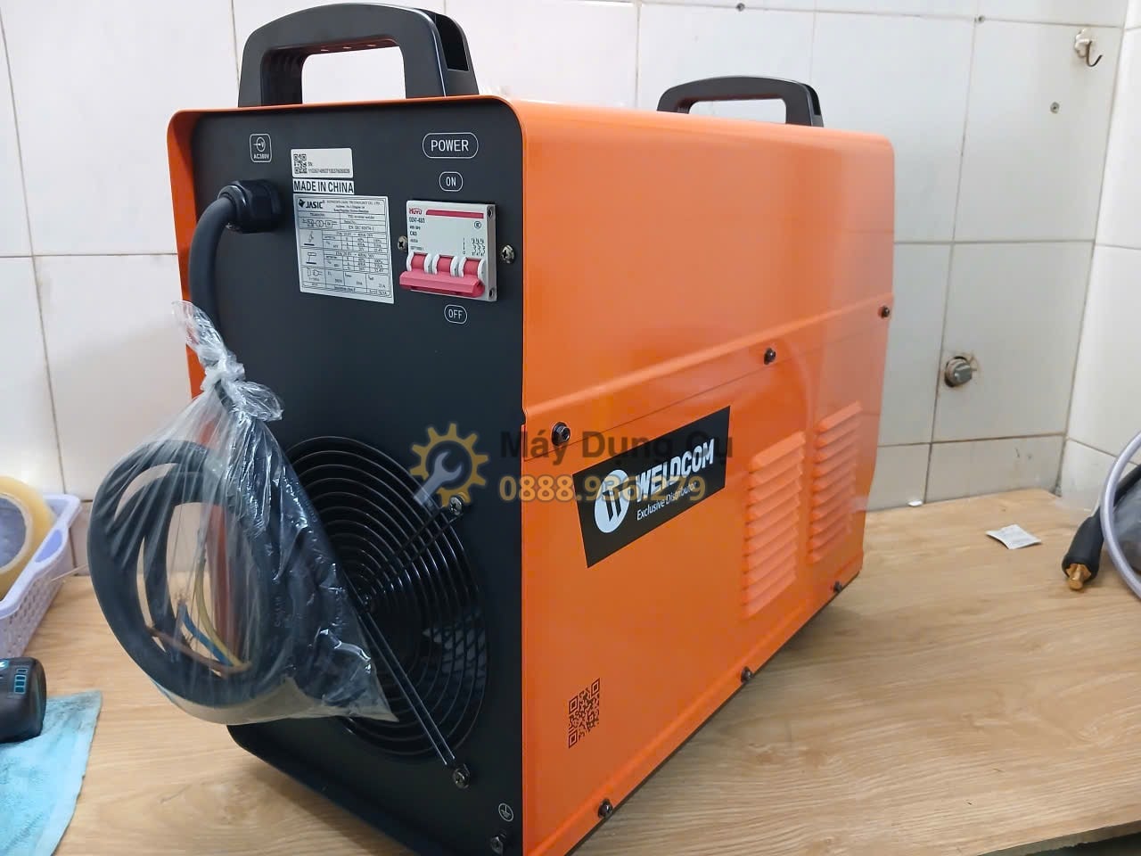 Máy hàn Jasic TIG-400 J98 sử dụng trong xưởng sản xuất cơ khí