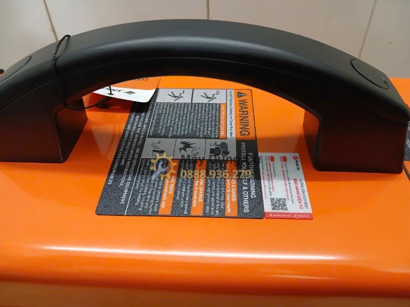 Máy hàn TIG Jasic TIG200S W221 - tay cam va tem tren mat tren