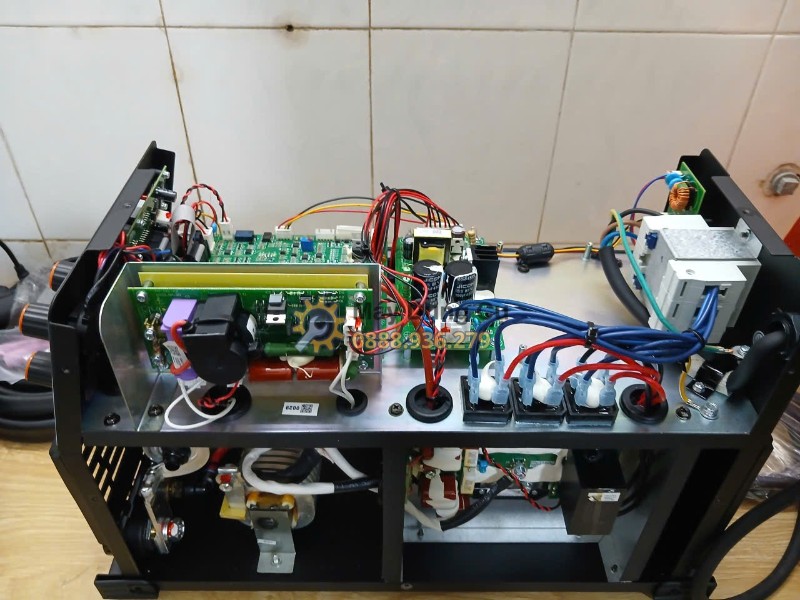 Máy hàn TIG nguội Jasic TIG300 W229 - khoang linh kien goc mat sau